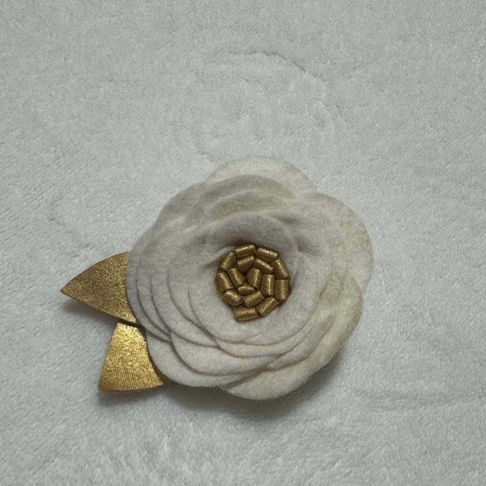 Charming White and Gold Floral Hair Clip
